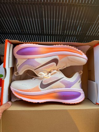 Zapatillas Nike Vomero 18 Blancas/Naranja Talla 43