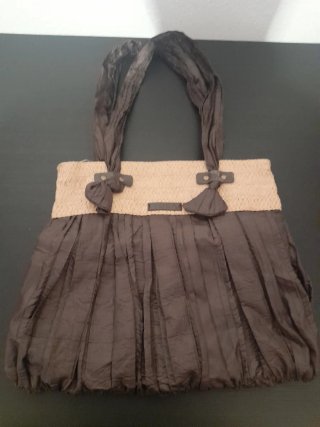 Bolso de mano marrón y beige