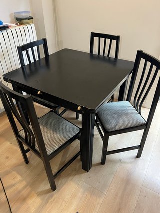 Mesa con 4 sillas negras