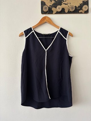 Blusa Zara sin mangas azul y blanca