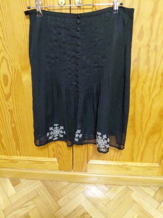 Falda Negra Elegante con Bordados