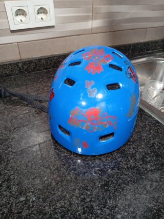 Casco de protección azul con dibujos