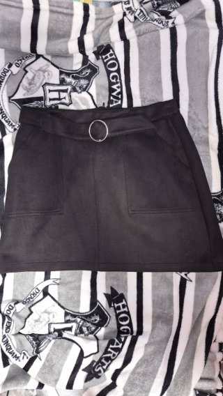 Falda negra con cinturón de anilla
