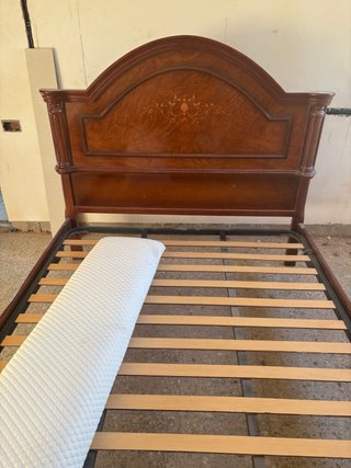 Cama antigua de madera
