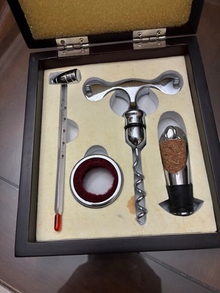 Set de Accesorios para Vino en Caja de Madera
