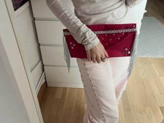 Bolso de mano artesanal burdeos con flecos