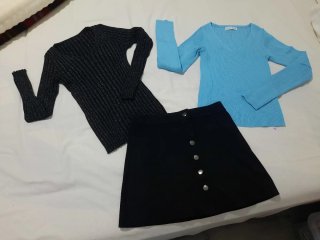 LOTE DE ROPA: 2 jerséis y 1 falda