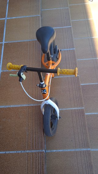 Bicicleta infantil sin pedales naranja