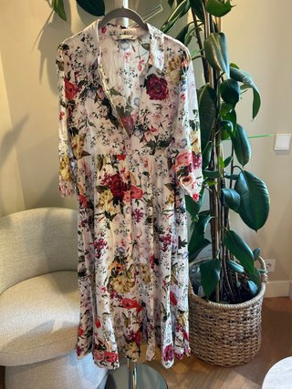 Vestido camisero largo de flores Zara · Talla M