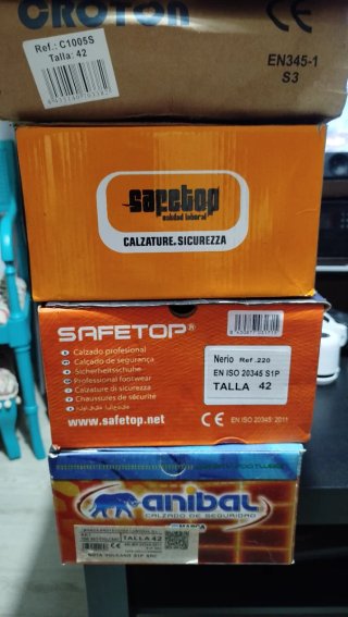 Lote de 4 pares de zapatos de seguridad Talla 42