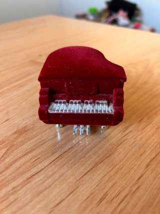 Cajita para joyas con forma de piano