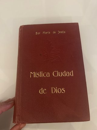 Libro sobre la historia de la Virgen