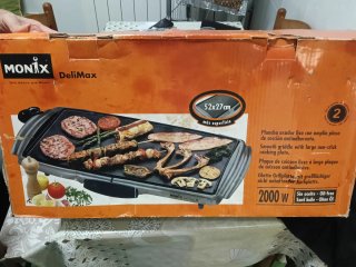 Plancha asador lisa con amplia placa de cocción.