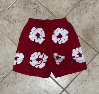 Pantaloncini rossi con stampa floreale