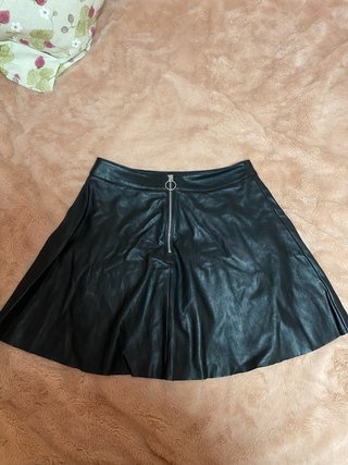 Falda de cuero negra