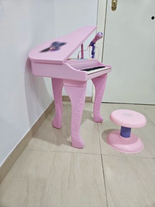 Piano a coda giocattolo rosa con sgabello