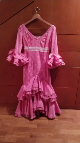 Vestido de flamenca rosa con lunares y volantes