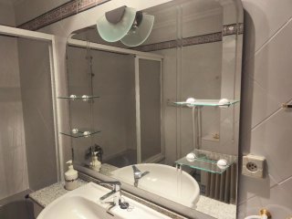 Espejo de Baño Grande con Luz y Estantes