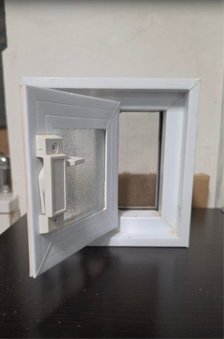 Ventana Pequeña de Aluminio Blanca de 19x19 cm