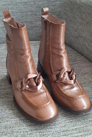 Botines marrones con detalle de cadena