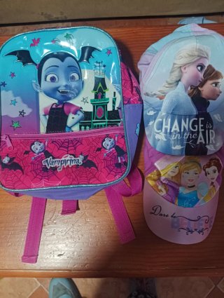 Mochila Vampirina y 2 Gorras Disney