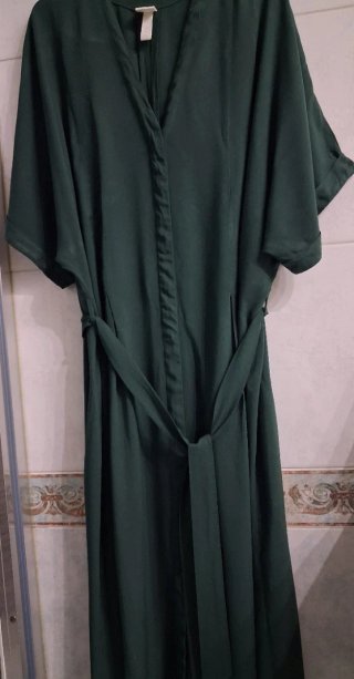 Vestido largo verde botella. Está  nuevo.