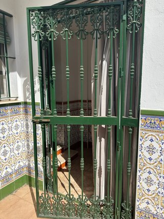 Cancela de Hierro Verde con Rejas