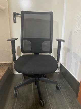Silla de oficina ergonómica negra