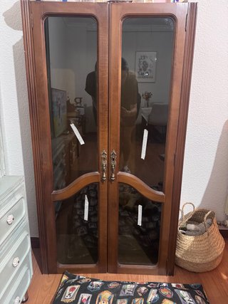 Vitrina de madera con puertas d cristal + cajonera
