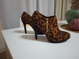 Zapatos botín de tacón con estampado animal