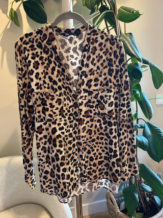 Camisa estampado leopardo Zara · Talla M