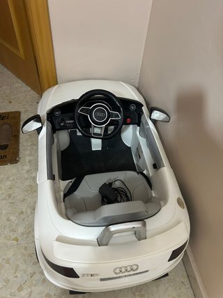 Coche eléctrico infantil Audi blanco
