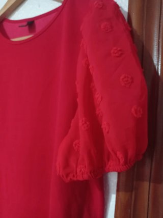 Vestido Rojo con Mangas Texturizadas