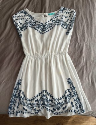Vestido midi blanco con bordados azules