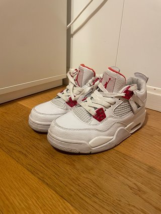 Zapatillas Jordan Blancas y Rojas