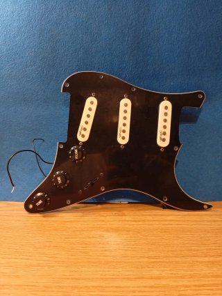 Chitarra stratocaster nera con circuito incluso