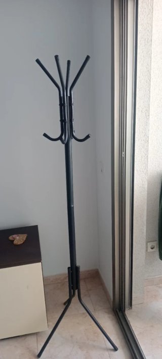 Perchero de Pie Negro