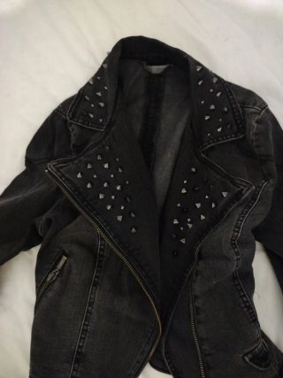 Chaqueta Vaquera Negra con Tachuelas.Mango.Talla S