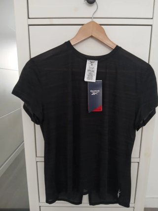 Camiseta deportiva Reebok negra. Talla M