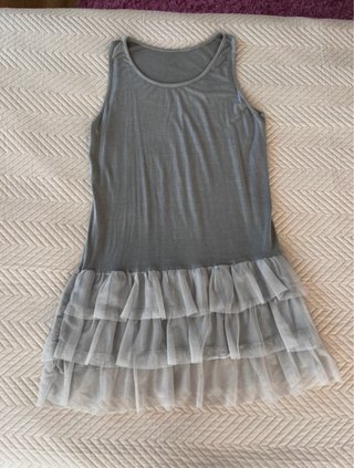 Vestido Gris con Volantes