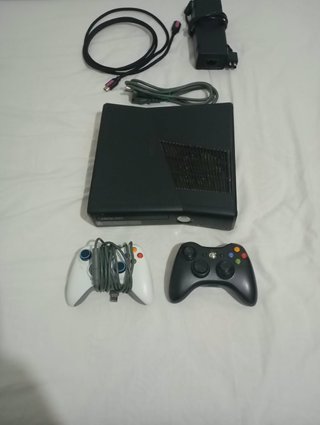 Xbox 360 con 2 controller e 15 giochi