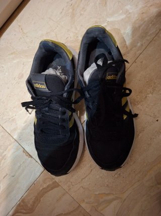Zapatillas Adidas Negras y Doradas