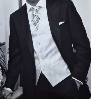 Traje Pal Zileri, chaleco y corbata Hugo Boss