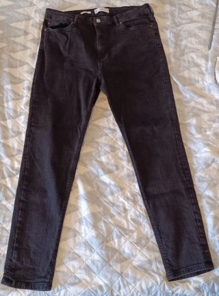 Pantalón vaquero negro Mango talla 46
