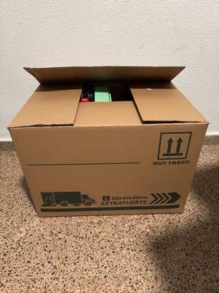 Caja con artículos de Navidad