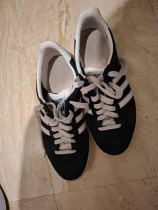 Zapatillas Adidas Negras y Blancas