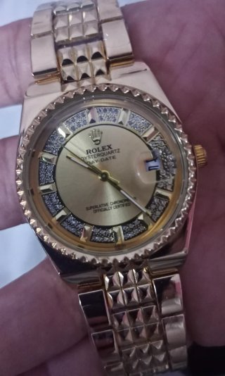 Reloj   Dorado en acero inoxidable.