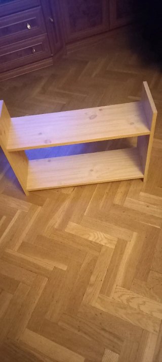Estantería de pared de madera con 2 baldas.