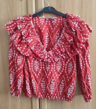 Blusa Roja con Volantes Zara