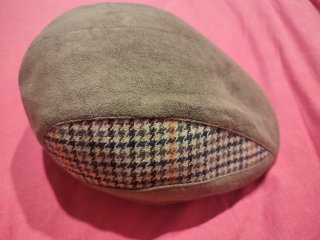 Gorra con detalle de cuadros y ante